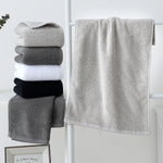serviettes coton douces absorbantes blanc gris noir velours modernes minimalistes crochets support mural
