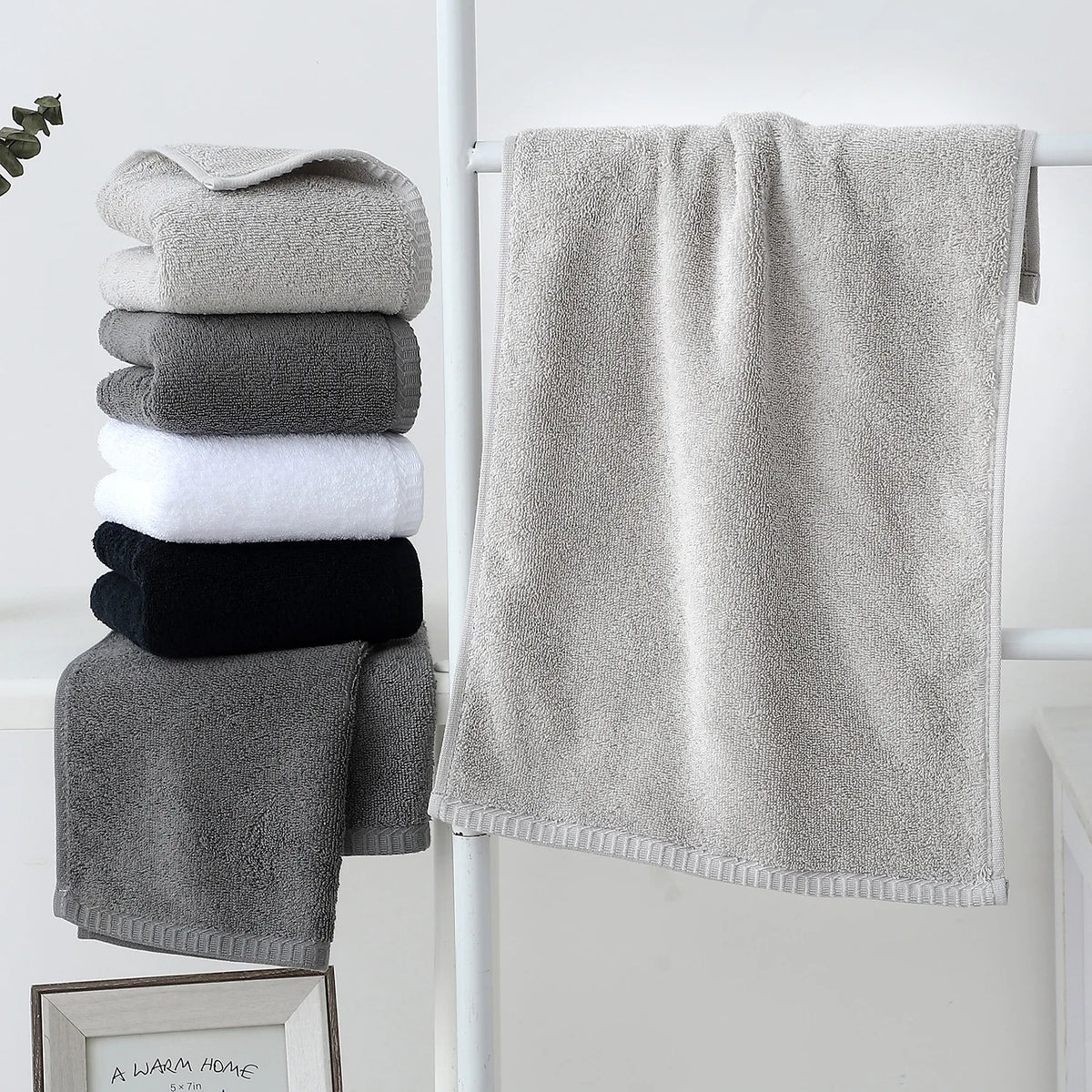 serviettes coton douces absorbantes blanc gris noir velours modernes minimalistes crochets support mural