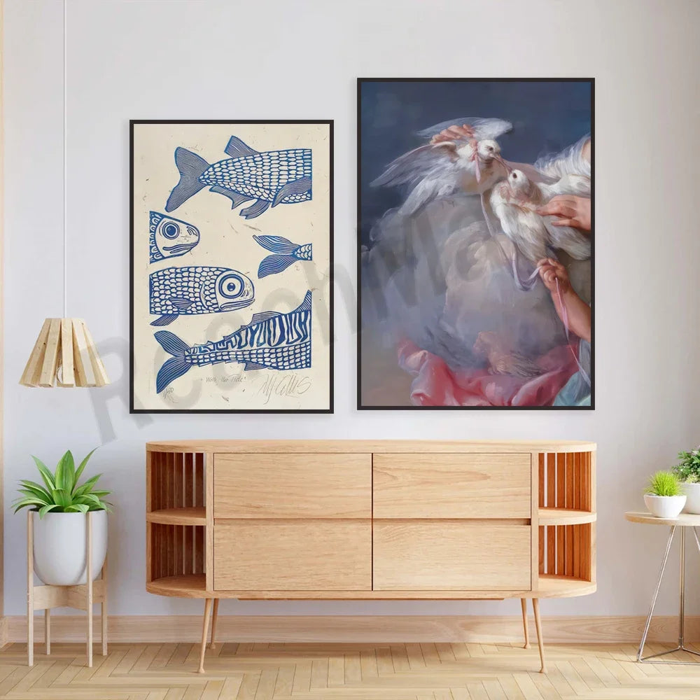 Deux œuvres d'art décorent un meuble en bois, l'une représentant des poissons stylisés et l'autre une composition élégante avec des plumes.