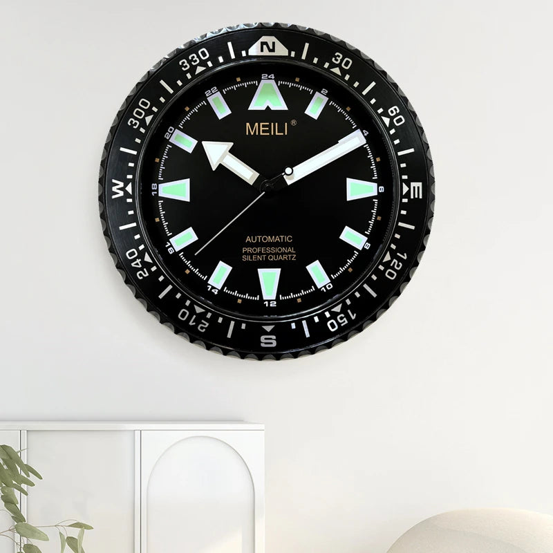 horloge murale quartz lumineuse marin cadran noir aiguilles colorées lunette graduée