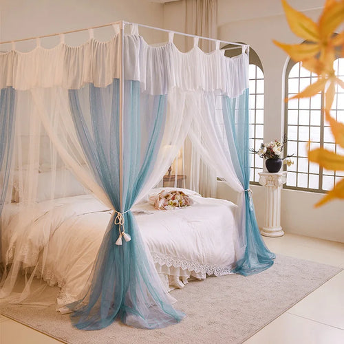 Lit à baldaquin élégant et romantique avec des rideaux blancs et bleus légers dans une chambre spacieuse et lumineuse.