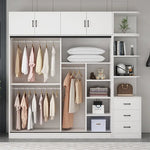armoire moderne minimaliste blanc gris panneaux rectangulaires vêtements suspendus boîtes rangement jouets poignées porte