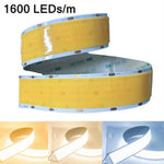 Ruban LED COB 24V ultra lumineux déroulé sur une surface blanche