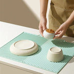 tapis silicone non glissant moderne vert clair rayures diagonales vaisselle assiettes cuillères pots verres