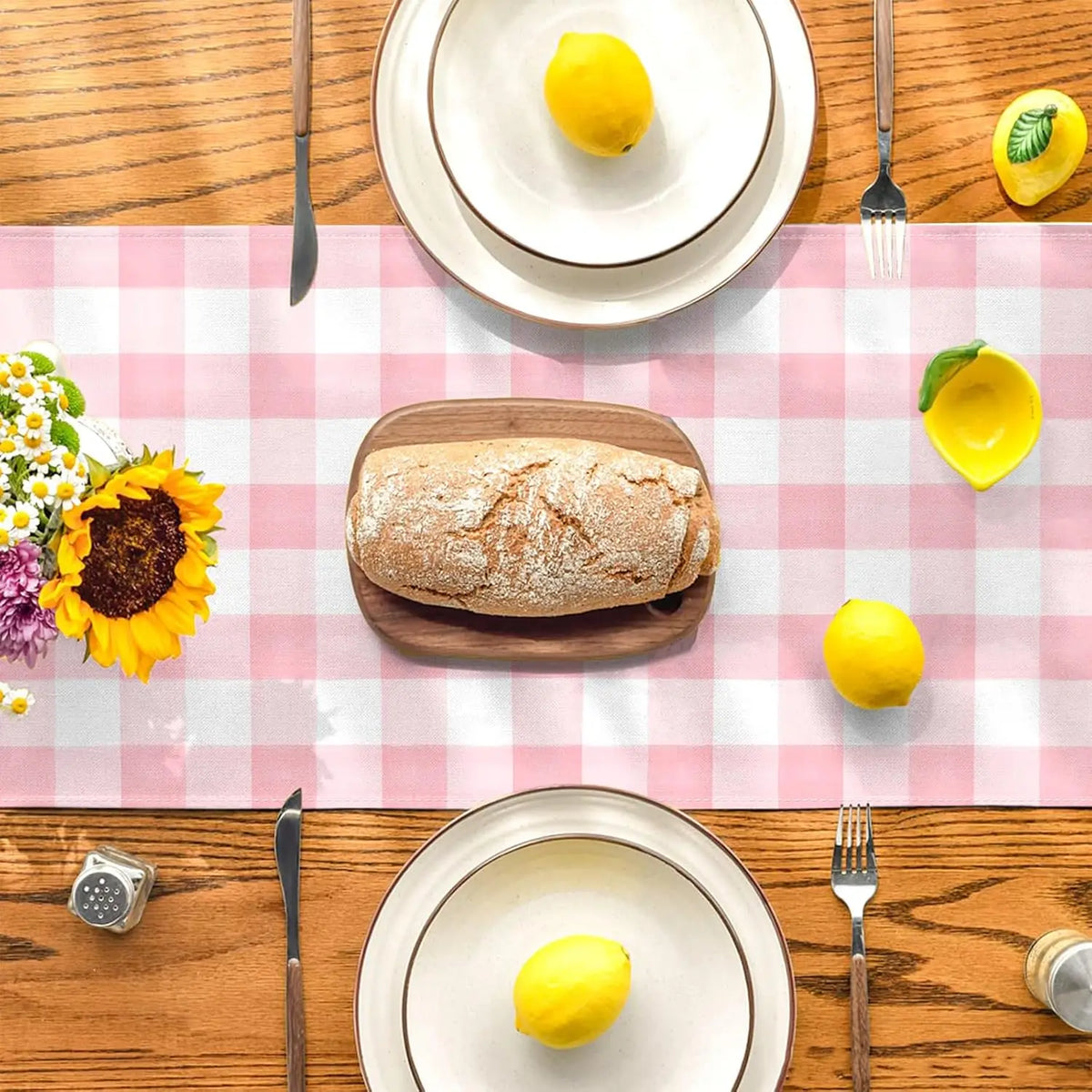 chimene table lin carreaux rose blanc classique geometrique festive opaquement assiettes fourchettes citrons bougie