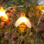 Guirlande lumineuse enroulée autour d'un cadre de lit pour décoration chambre