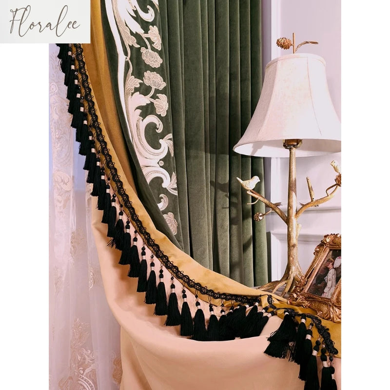 rideau vert foncé broderie florale franges noires classique élégant salon chambre maison luxe