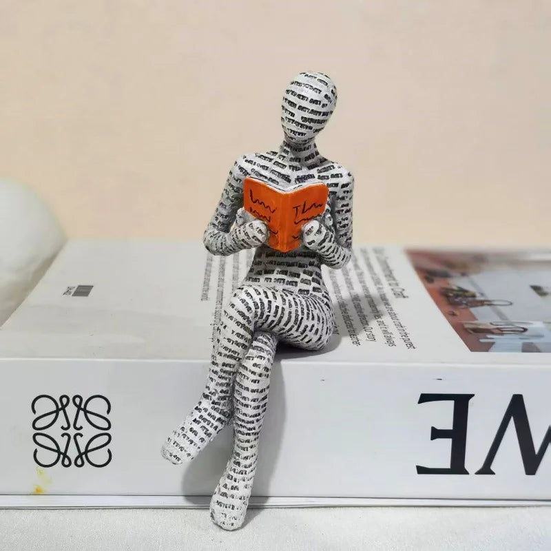 figurines decoratives modernes personnages lisant livres piles livres beige blanc orange minimaliste
