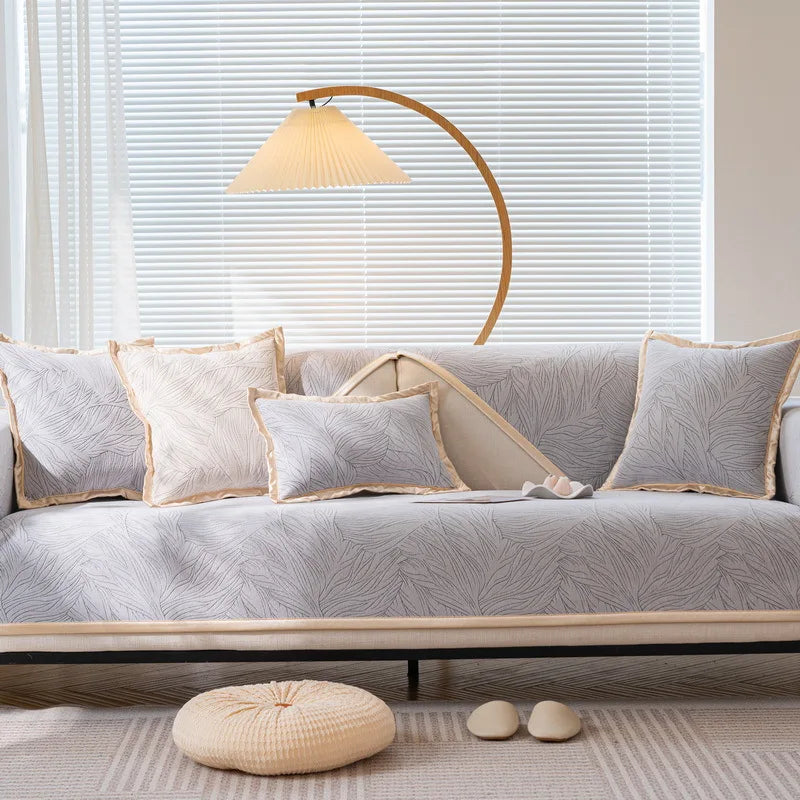 Un canapé confortable garni de coussins moelleux, éclairé par une lampe au design élégant, créant une atmosphère chaleureuse et apaisante dans un intérieur lumineux.