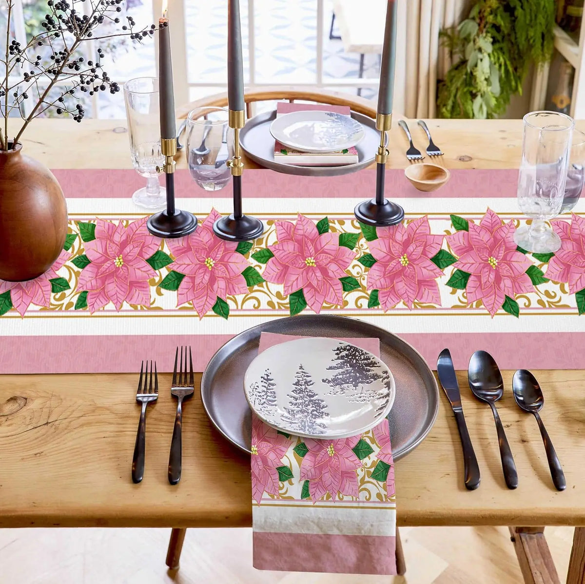 Jolie table de fête avec une vaisselle élégante, des bougies, des fleurs roses et des éléments décoratifs sur fond de fenêtre donnant sur l'extérieur.