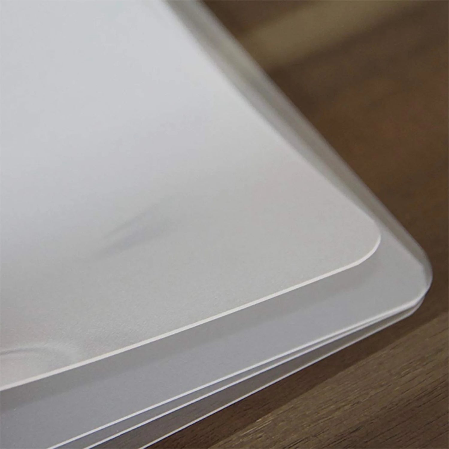 Set de table transparent sur une table en bois