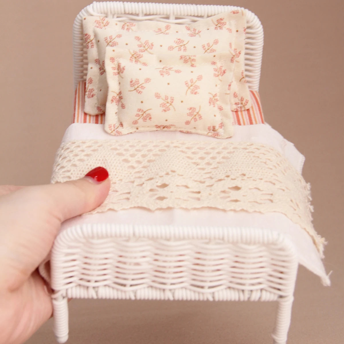 lit miniature rotin blanc couverture crochet coussin floral occasion anniversaire noel vintage decoration