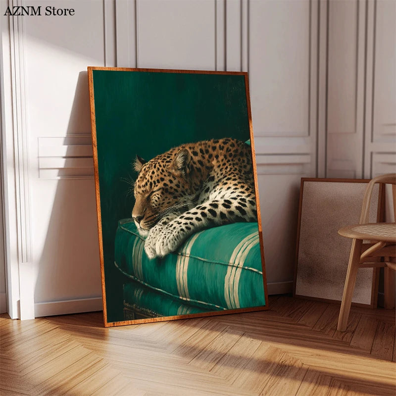 tableau toile léopard vert émeraude cadre bois doré décoration murale salon classique moderne