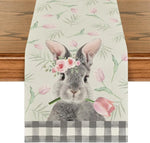 Un lapin mignon avec une couronne de fleurs roses dans un motif floral délicat sur un fond en bois.
