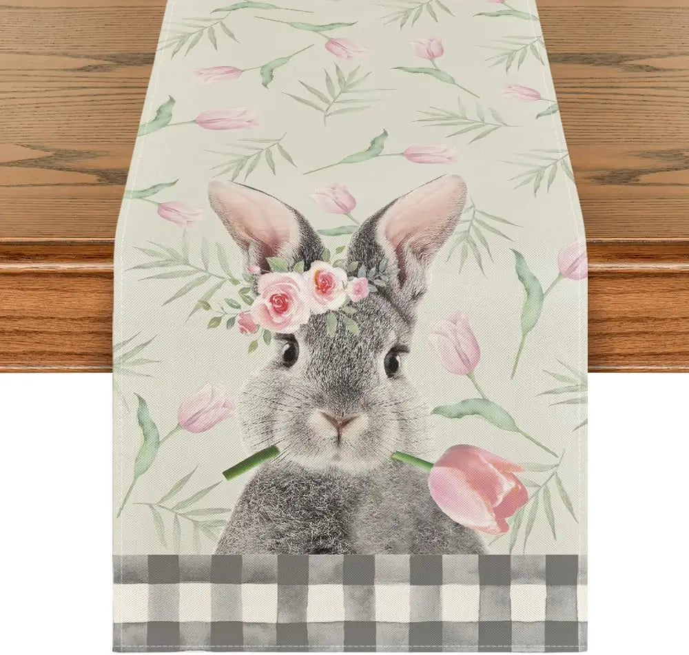 Un lapin mignon avec une couronne de fleurs roses dans un motif floral délicat sur un fond en bois.