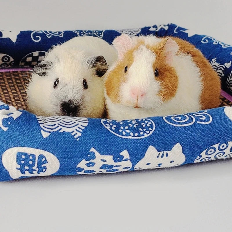lit hamster confortable moderne fraises roses fond rose clair marron clair blanc