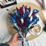 bouquet dried flowers rouge blanc bleu vert feuilles fleurs plumes ruban bleu naturel rustique