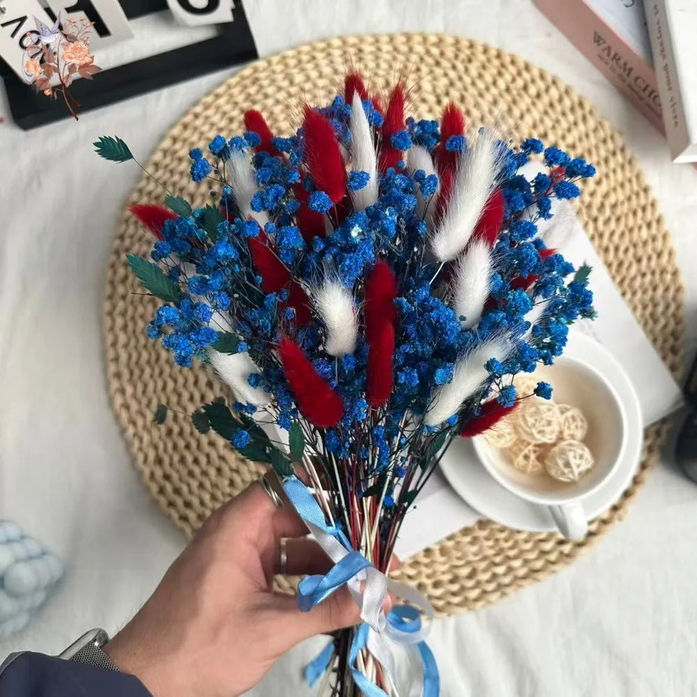 bouquet dried flowers rouge blanc bleu vert feuilles fleurs plumes ruban bleu naturel rustique
