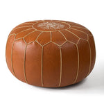 Pouf marocain rond dans une chambre à coucher avec tapis ethnique