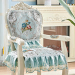 Élégant fauteuil vintage tapissé de motifs floraux en ton bleu pastel, orné de dentelle et de détails ouvragés, dans un décor intérieur lumineux.