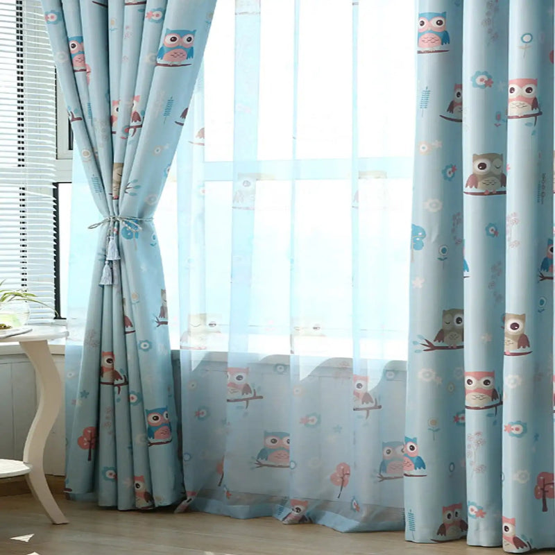 Rideaux bleus pour chambre d'enfant, motif chouette, idéals pour une décoration ludique et colorée. Parfaits pour filtrer la lumière tout en ajoutant une touche amusante et chaleureuse à la pièce. Accessoire déco moderne avec ambiance nature pour une chambre d'enfant joyeuse et accueillante.