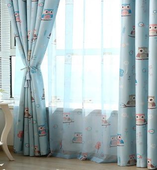 Rideaux bleus pour chambre d'enfant, motif chouette, idéals pour une décoration ludique et colorée. Parfaits pour filtrer la lumière tout en ajoutant une touche amusante et chaleureuse à la pièce. Accessoire déco moderne avec ambiance nature pour une chambre d'enfant joyeuse et accueillante.