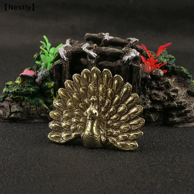 statuette paon métal or bronze plumes détaillées aspect texturé décoratif asiatique vintage