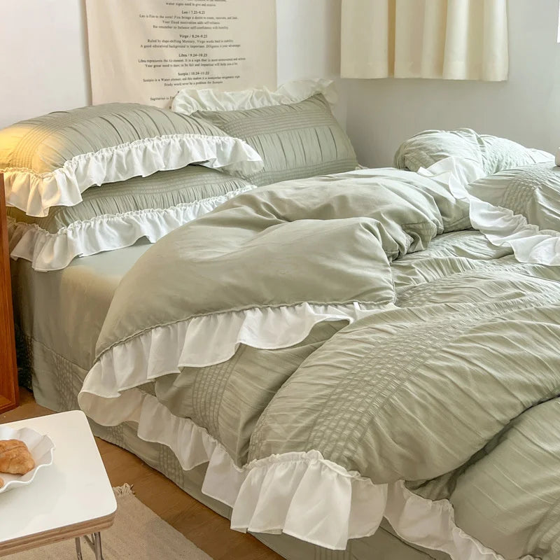ensemble literie classique rayures horizontales blanc beige vert clair fronces volants romantique pièces