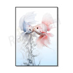 Deux poissons betta aux couleurs contrastées flottent dans l'eau, créant une scène élégante et harmonieuse.