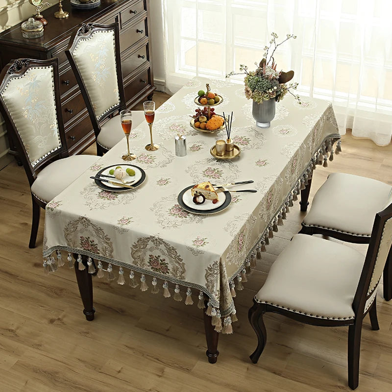 Cette image montre une table élégante et bien décorée, avec un service de table et une décoration florale dans un style vintage et raffiné.