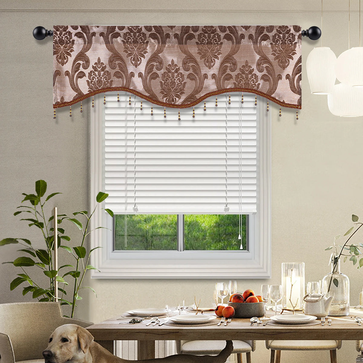 Cantonnière tissée jacquard à motif fleuri rouge pour fenêtre française