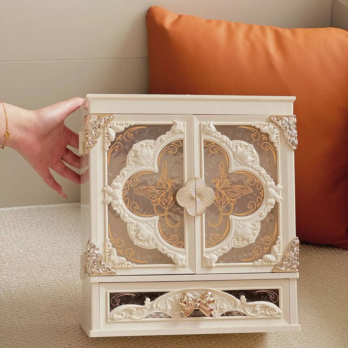 armoire bijoux blanc rose ornements floraux compartiments poignées décoratives classique baroqueversible lumière cosmétiques