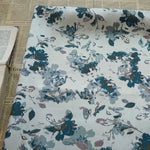 tissu polyester jacquard motifs floraux stylisés blanc bleu gris élégant coudre decorator floral