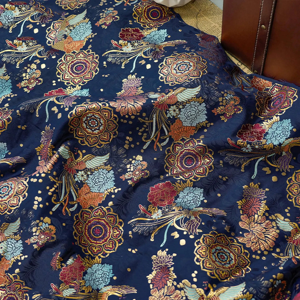 tissu imprimé motifs fleurs oiseaux bleu marine doré rouge élégant traditionnel polyester brillant