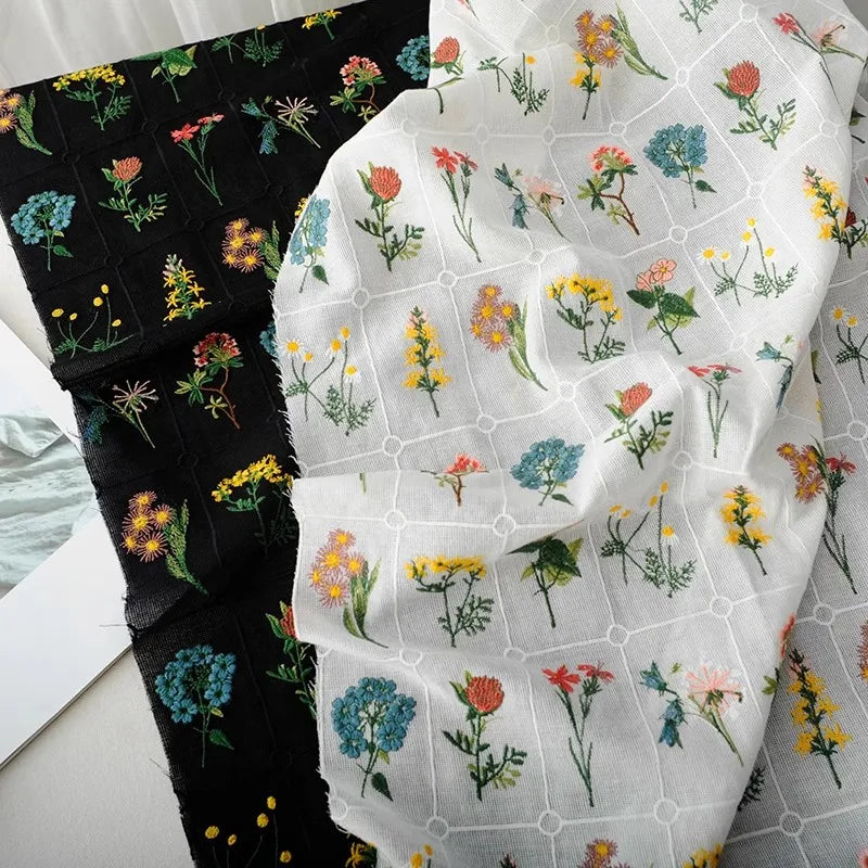 tissu brodé motifs floraux hexagonaux bohème semi transparent noir blanc floral decoration