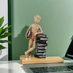 figurines decoratives modernes personnages lisant livres piles livres beige blanc orange minimaliste