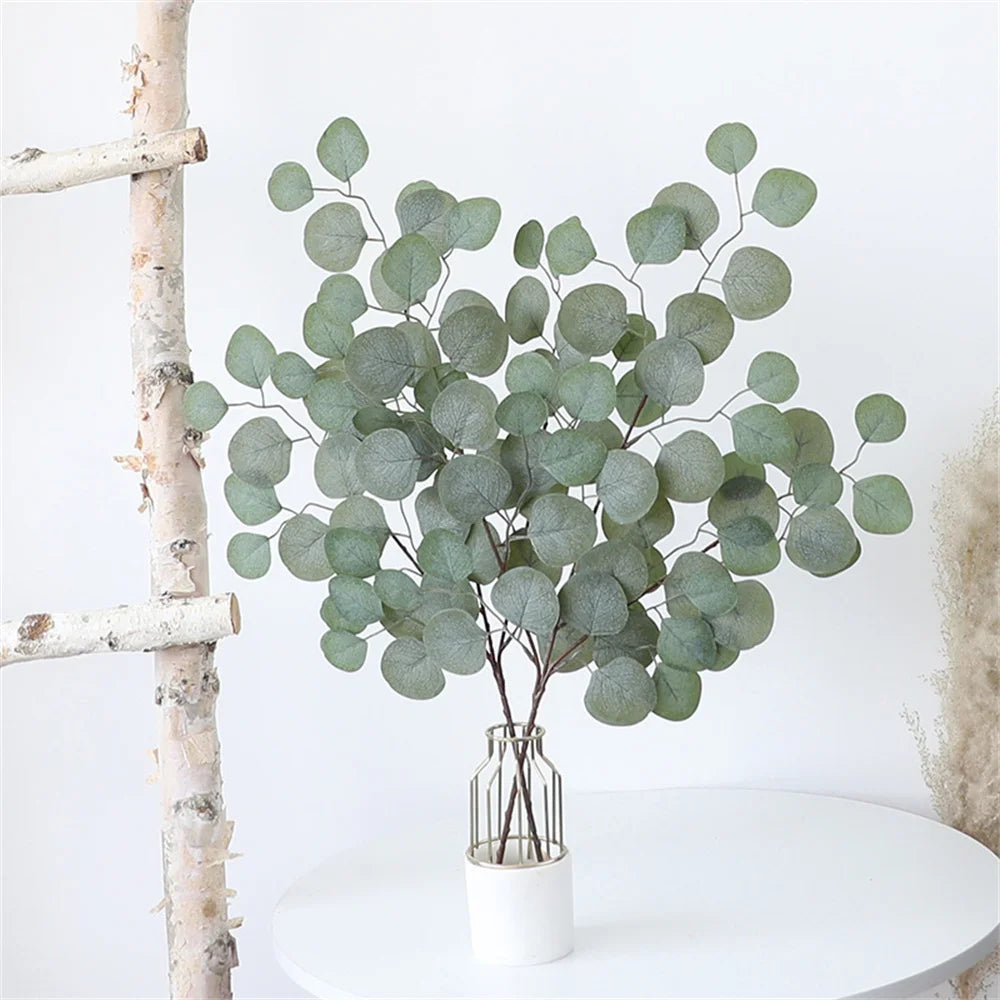 décoration intérieure extérieure bouquet feuilles eucalyptus vert clair naturel minimaliste soie artificiel vase métal