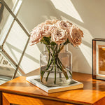 Vase décoratif en verre dans un intérieur contemporain