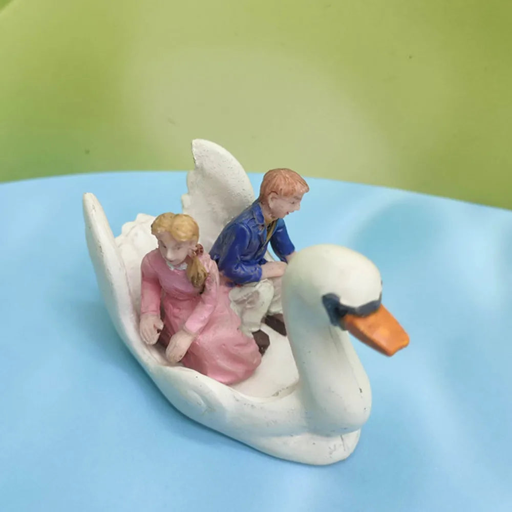 figurines miniatures vintage blanc rose vert bleu détails fins texture mat accessoires chapeaux canoës