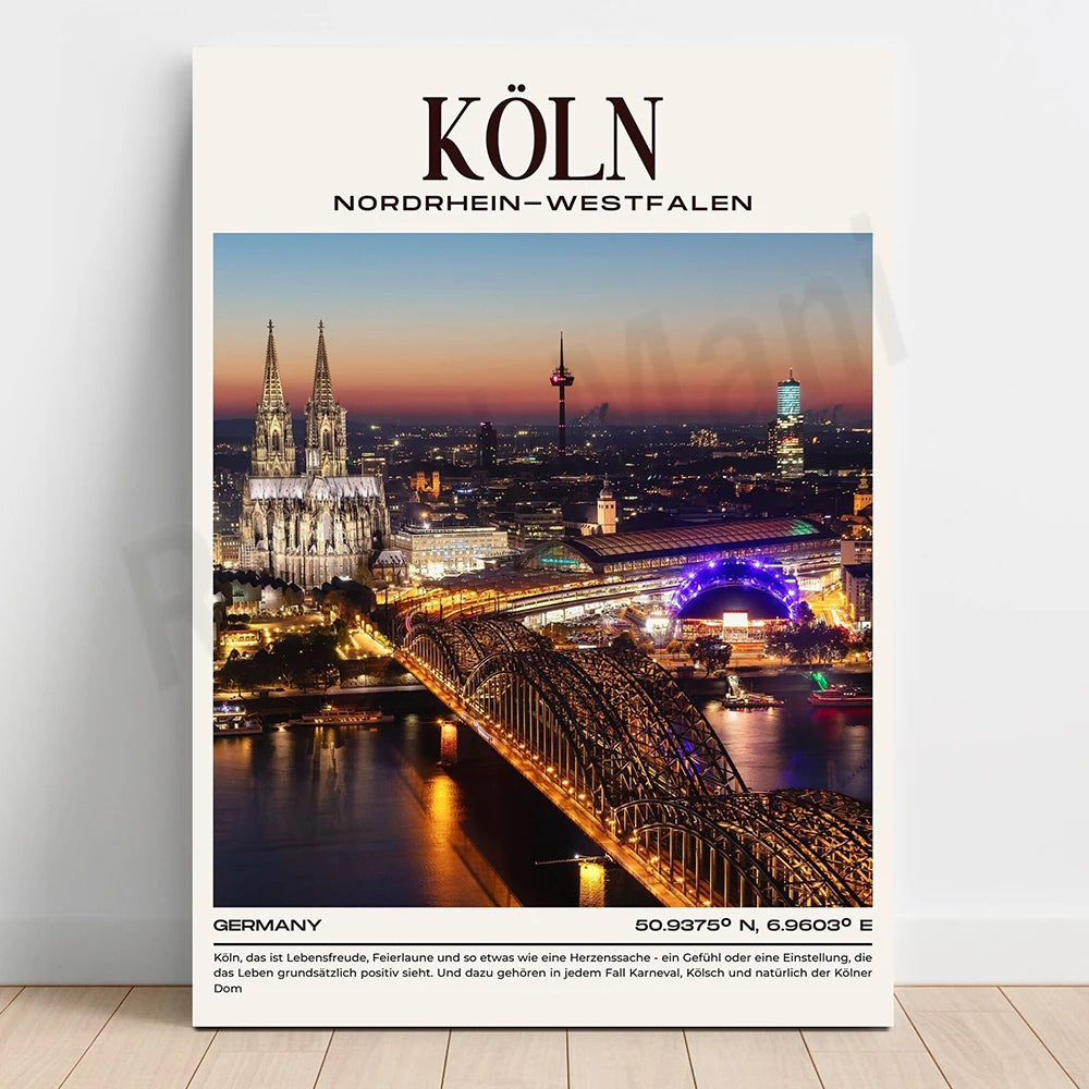 Cette image promotionnelle montre le paysage urbain nocturne de la ville de Cologne, en Allemagne. On peut y voir le célèbre dôme de la cathédrale de Cologne, ainsi que le pont ferroviaire Hohenzollern illuminé, surplombant le fleuve Rhin.