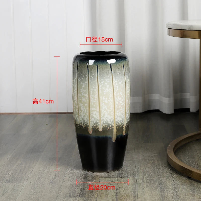 Un vase en céramique orné de motifs gris et noirs, mesurant 41 cm de hauteur et 15 cm de diamètre.