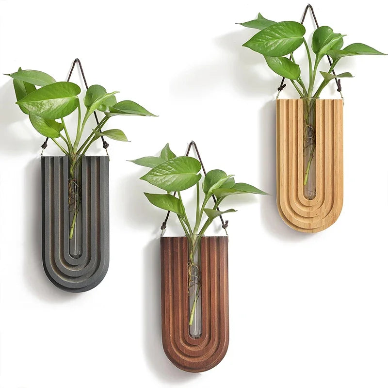 vase mural bois rayures modernes noir marron clair fleurs artificielles decoration minimaliste interieur