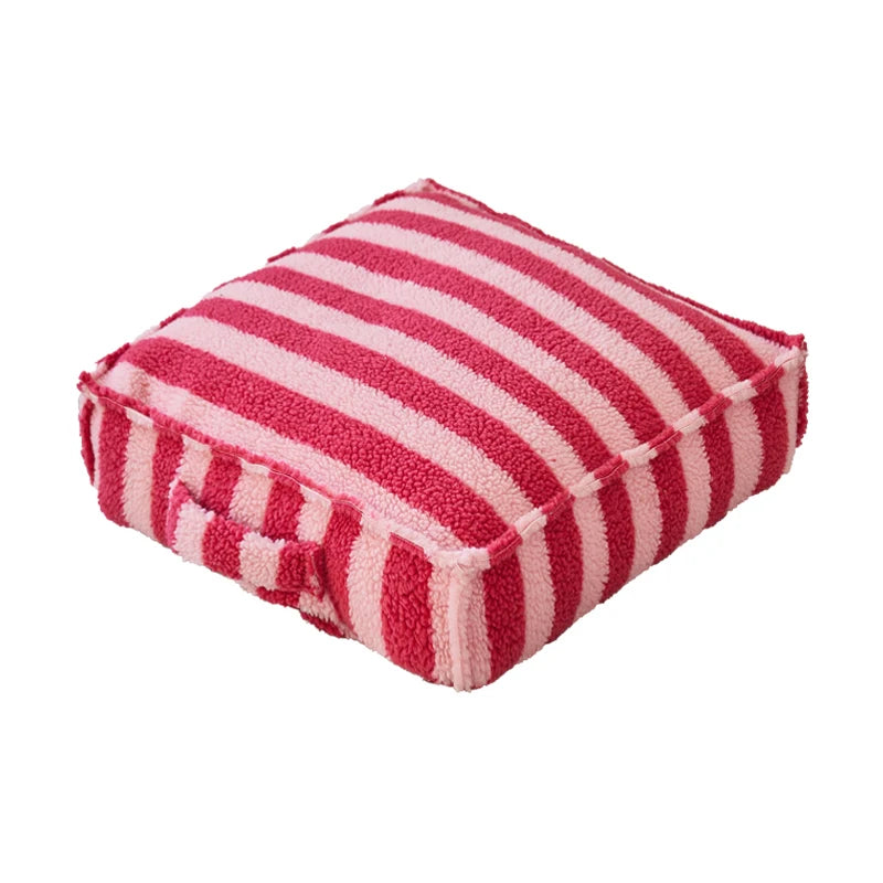 coussin carré laine rayé rouge blanc noir décoration maison confortable siège repos pied