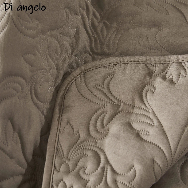 Parure de lit monochrome dans une chambre décorée avec élégance