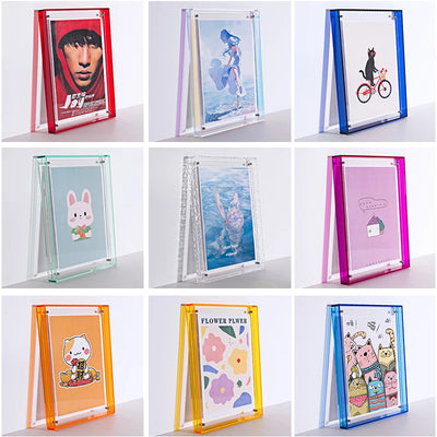Cadre photo acrylique transparent sur mur blanc moderne