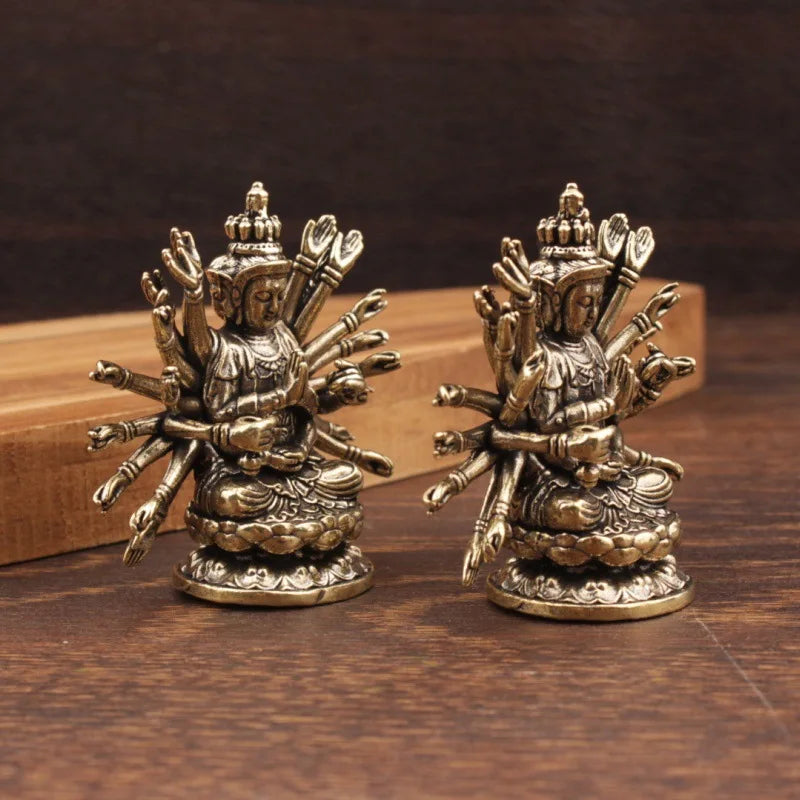 statue bouddhiste traditionnelle bronze doré détails sculptés surface lisse deux figures multiples bras