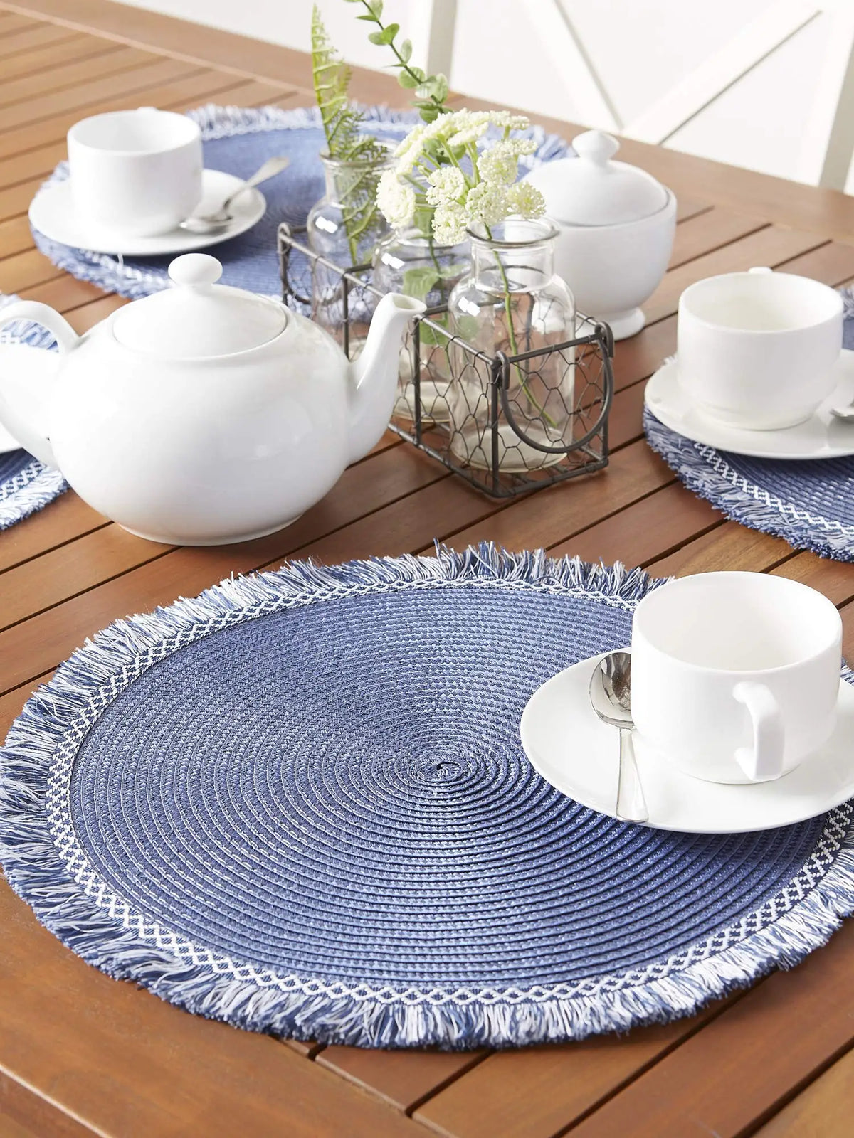 placemats tissés franges bleu marine rustique moderne table decoration assiettes fourchettes tasses vases fleurs