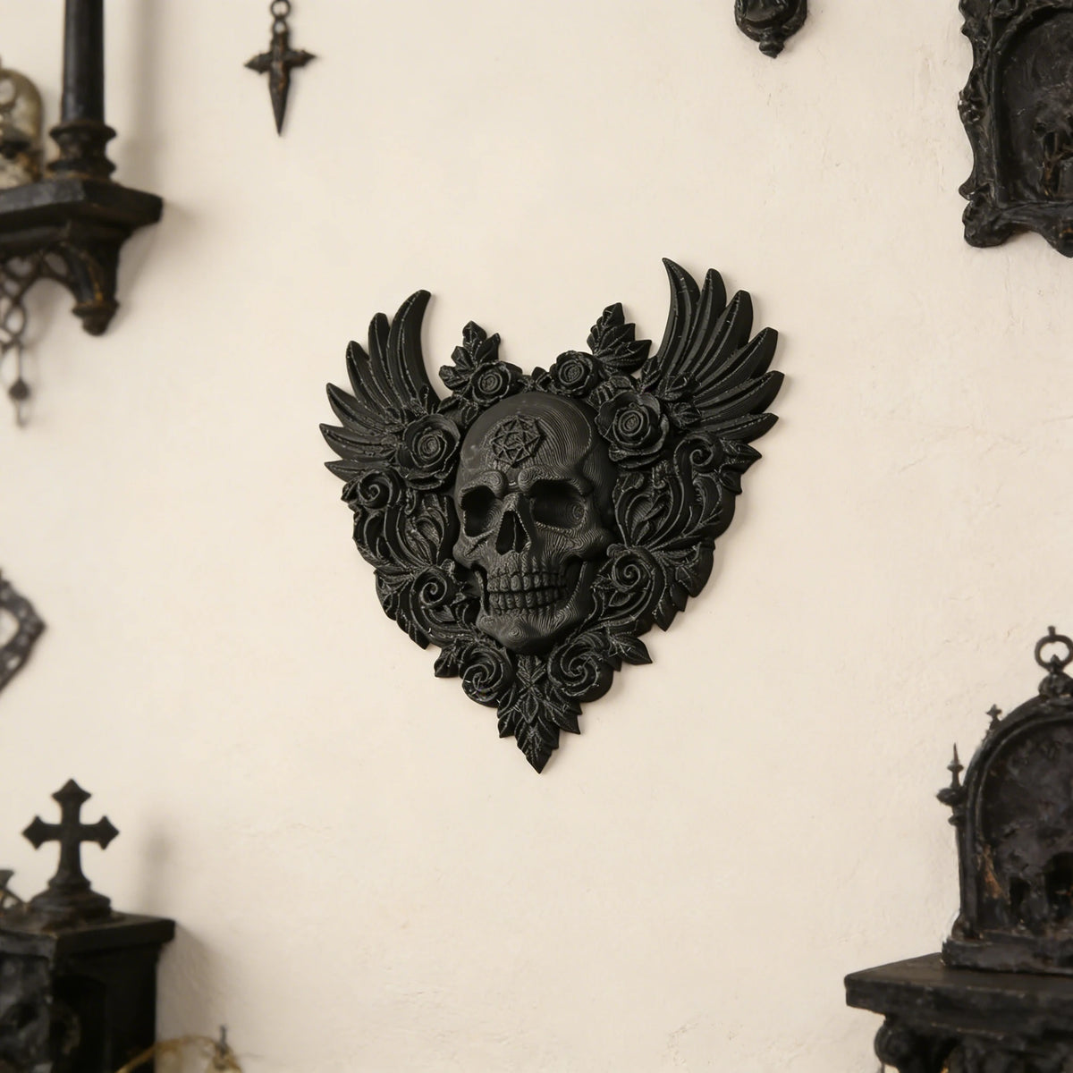 décoration gothique murale crâne roses ailes sculpture noire intérieure