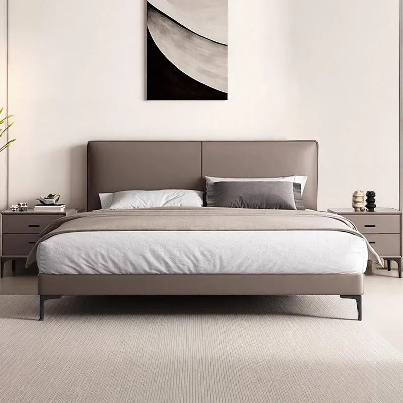 lit double moderne minimaliste tête lit bois table chevet tapis abstrait beige gris