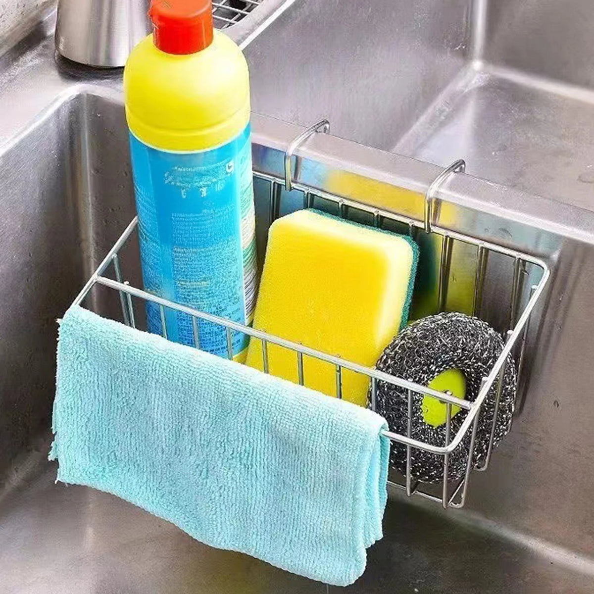 panier cuisine argenté maille régulière moderne clips serviette bleue brosse vaisselle gomme ménage détergent